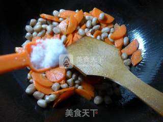 花生米炒胡萝卜的做法步骤：6