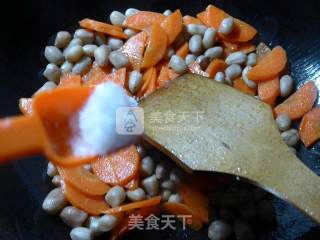 花生米炒胡萝卜的做法步骤：7