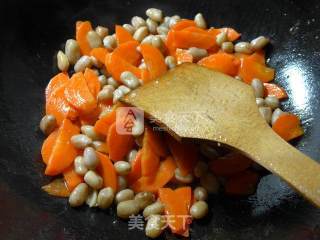 花生米炒胡萝卜的做法步骤：8
