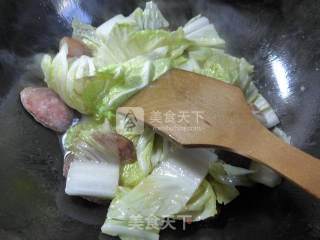 尖椒麻辣香肠炒白菜的做法步骤：5