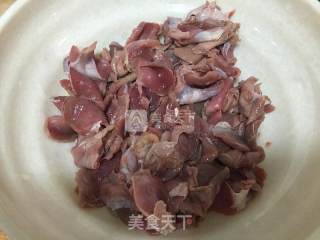 生炒鸡胗的做法步骤：1