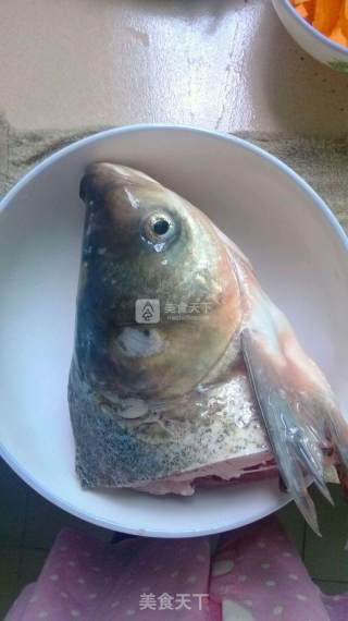 简版剁椒鱼头的做法步骤：1