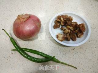 洋葱腊肠小炒的做法步骤：1
