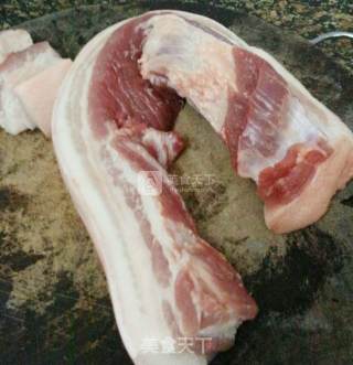 红乳粉蒸肉的做法步骤：1