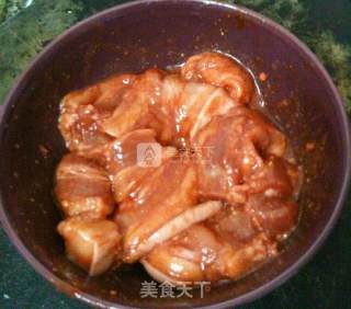 红乳粉蒸肉的做法步骤：4
