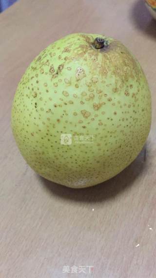 冰糖炖雪梨的做法步骤：1
