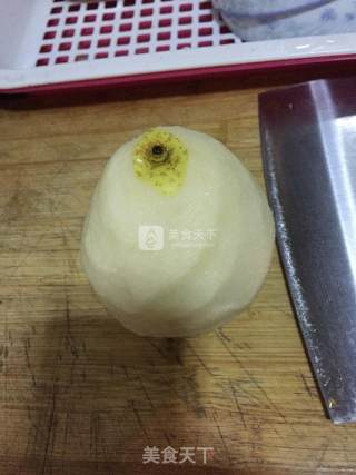 冰糖炖雪梨的做法步骤：2