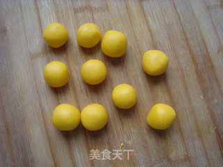 南瓜肉松椰蓉球的做法步骤：8