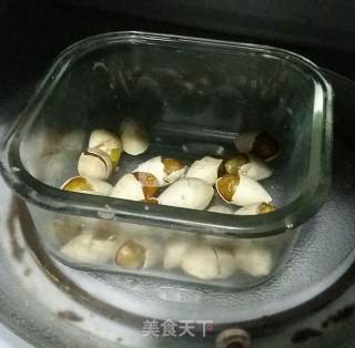 微波炉烤白果的做法步骤：3