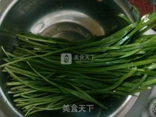 炒韭菜的做法步骤：1