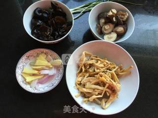 菌菇焖鸡的做法步骤：2