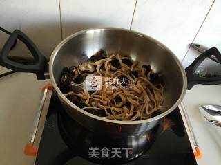 菌菇焖鸡的做法步骤：3