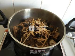 菌菇焖鸡的做法步骤：8