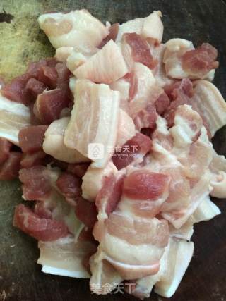 五花肉焖土豆胡萝卜的做法步骤：1
