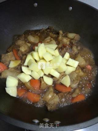 五花肉焖土豆胡萝卜的做法步骤：7