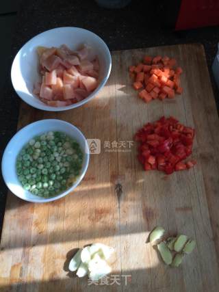 五彩鸡丁的做法步骤：1