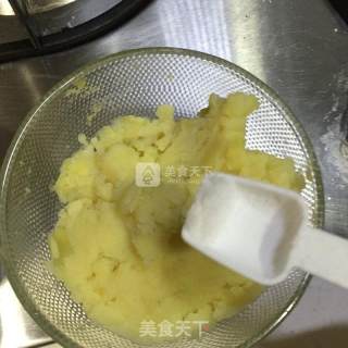 芝麻红糖土豆饼的做法步骤：4