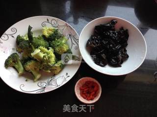 西兰花母鸡汤的做法步骤：4