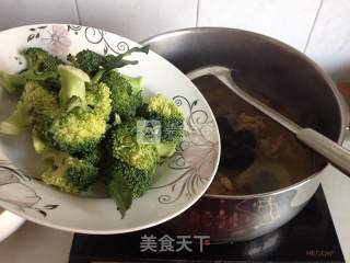 西兰花母鸡汤的做法步骤：6