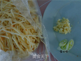 豆角肉炒饼的做法步骤：3