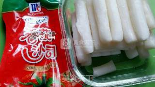 番茄酱炒年糕的做法步骤：1