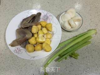 马蹄粟米腊鸡汤的做法步骤：1