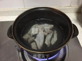 马蹄粟米腊鸡汤的做法步骤：2