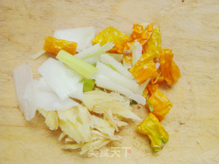香菇炒肉片的做法步骤：3