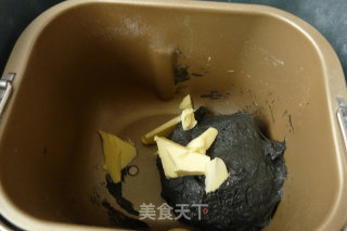 竹碳蒜香金枪鱼包的做法步骤：4
