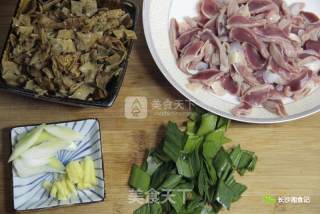 白椒鸡胗（白辣椒鸡胗，卜辣椒鸡胗）的做法步骤：2