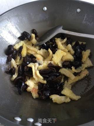 炸猪皮炒木耳的做法步骤：6
