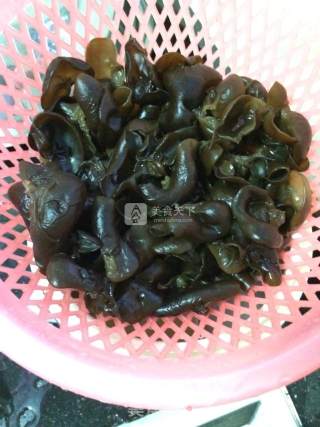 木耳炒瘦肉的做法步骤：2