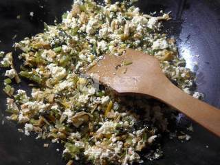 黄花菜雪菜炒老豆腐的做法步骤：5