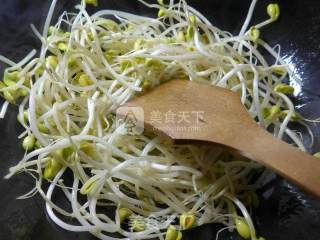 鹅肠炒黄豆芽的做法步骤：2