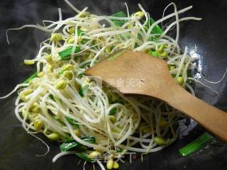 鹅肠炒黄豆芽的做法步骤：3