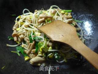鹅肠炒黄豆芽的做法步骤：7