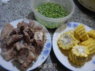 青黄豆玉米肉骨汤的做法步骤：1