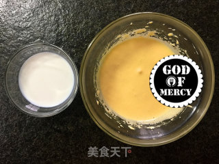 酸奶戚风蛋糕的做法步骤：2
