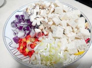 黄金满盘——杂蔬炒馒头的做法步骤：2