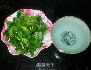 手擀菠菜面的做法步骤：1