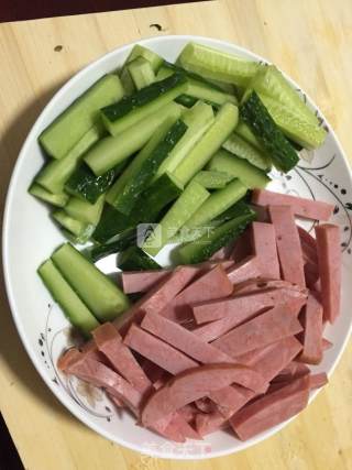 黄瓜炒火腿的做法步骤：1