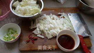 醋溜白菜的做法步骤：1