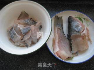 砂锅鱼片生菜——冬日至简清汤小锅的做法步骤：2