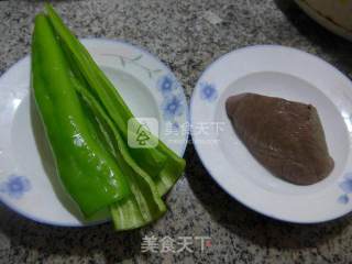 尖椒炒猪肺的做法步骤：1