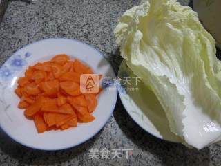 胡萝卜炒白菜的做法步骤：1