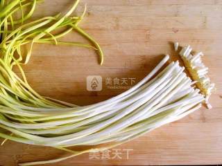 蒜黄木耳炒鸡蛋的做法步骤：1