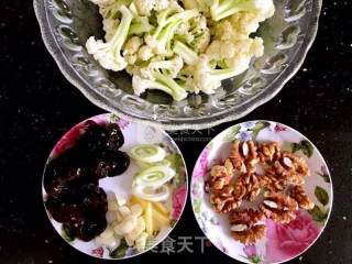 核桃仁炒菜花的做法步骤：1