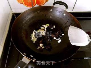 核桃仁炒菜花的做法步骤：2
