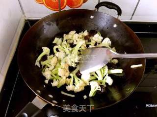 核桃仁炒菜花的做法步骤：3