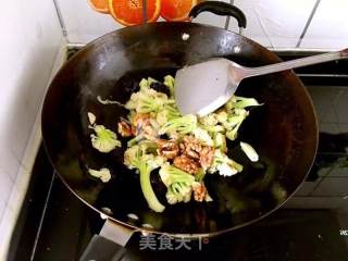 核桃仁炒菜花的做法步骤：4